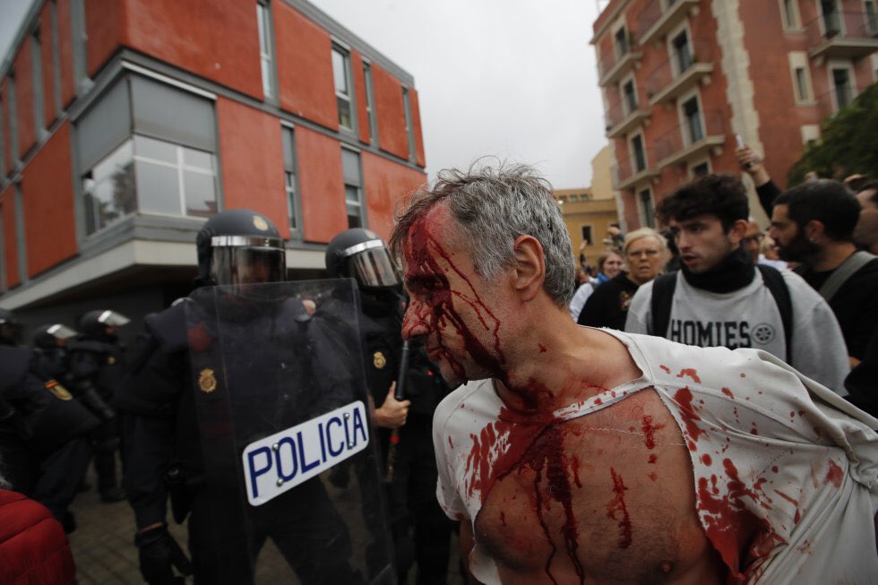 Un juez cita a declarar en calidad de investigados a dos Policías Nacionales por las cargas en la escuela Mediterrània de el 1O